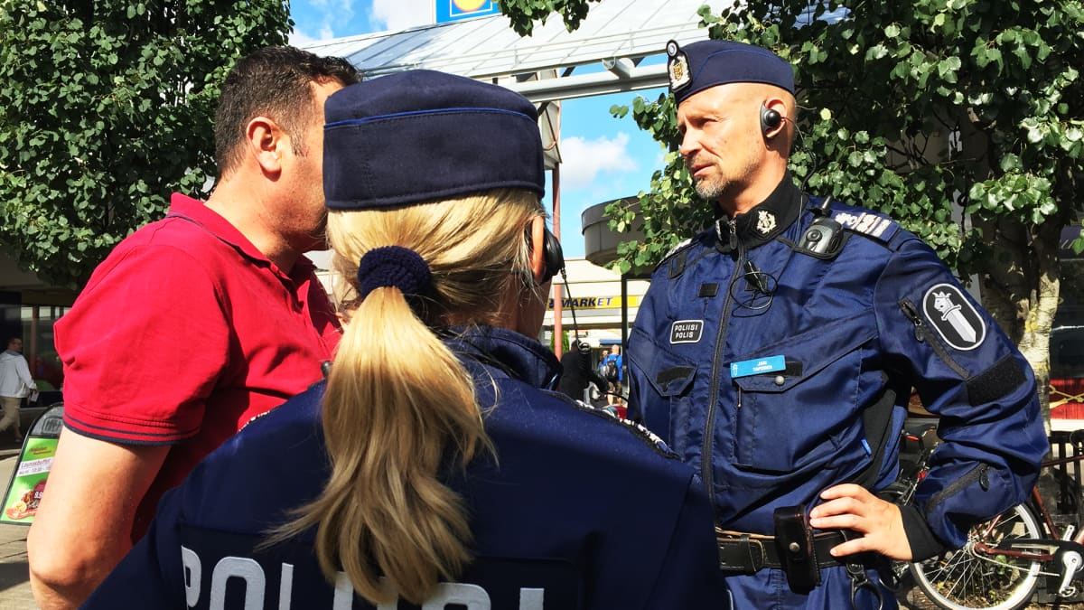 Poliisit Helsingin Kontulassa