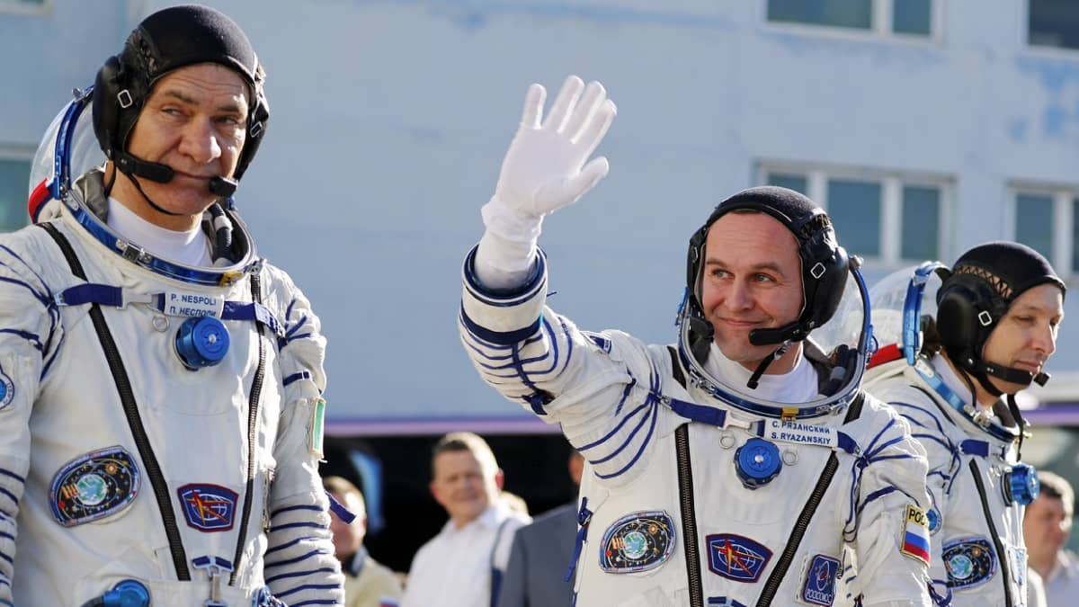  Sergei Ryazansky (käsi ylhäällä) on toinen avaruuskävelijöistä.
