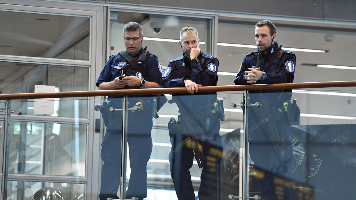 Aseistautuneita poliiseja Helsinki-Vantaan lentoasemalla perjantaina 18. elokuuta.