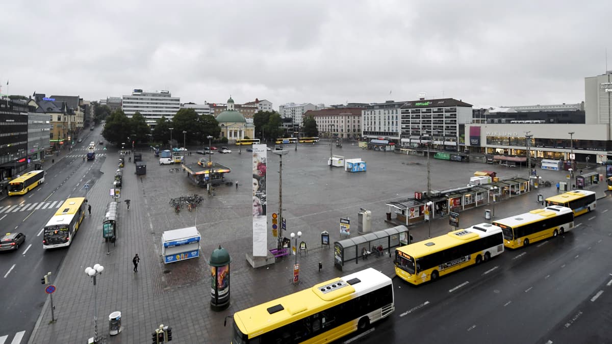 Hiljainen Turun kauppatori perjantaina 18. elokuuta 2017. 
