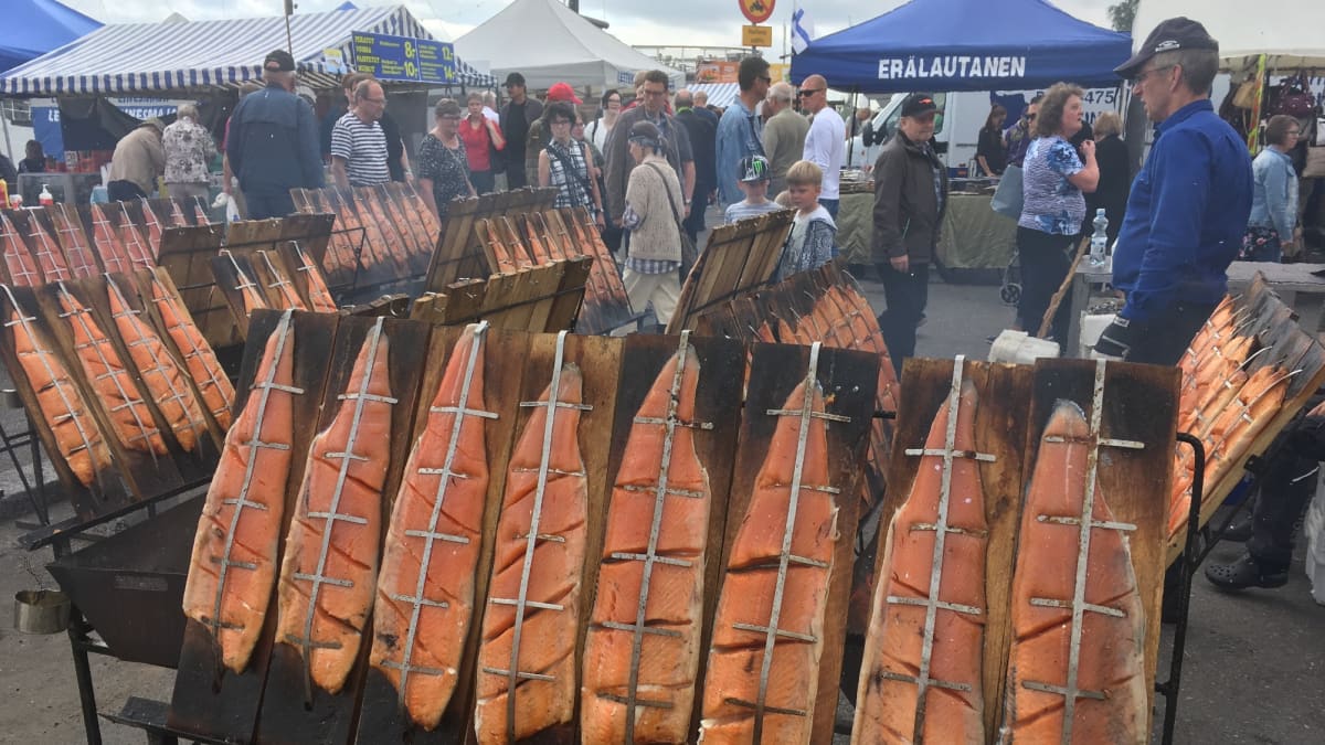 Norjalaisia lohifileitä kypsymässä loimulaudoilla Mikkelin kalamarkkinoilla.