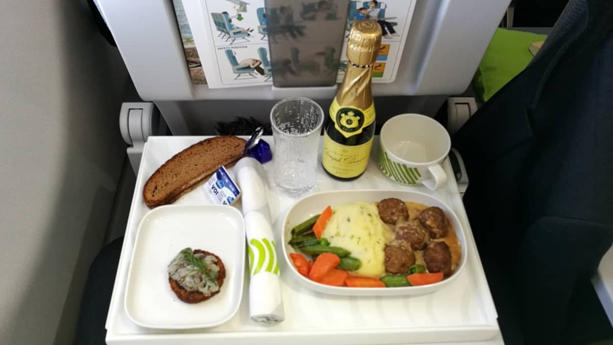 Asiakkaat vaativat parempaa palvelua lennoilla – Finnair tuo maksullisen  business-luokan ruoan turistiluokkaan