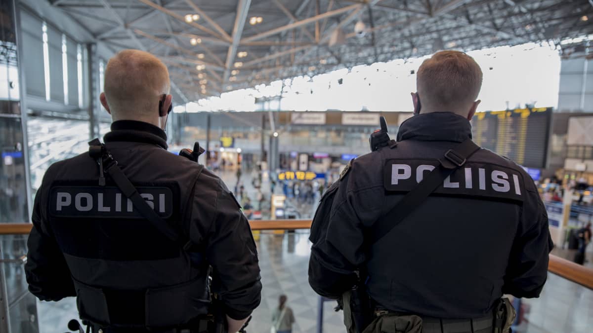 Poliisi päivystää lentoasemalla 21.8.2017.