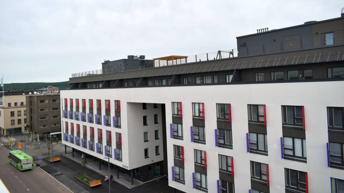 Vapaudenkatu 48-50 uuden kerrostalon erikoisuus on asukkaiden yhteinen kattoterassi maksaruohoviljelmillä.