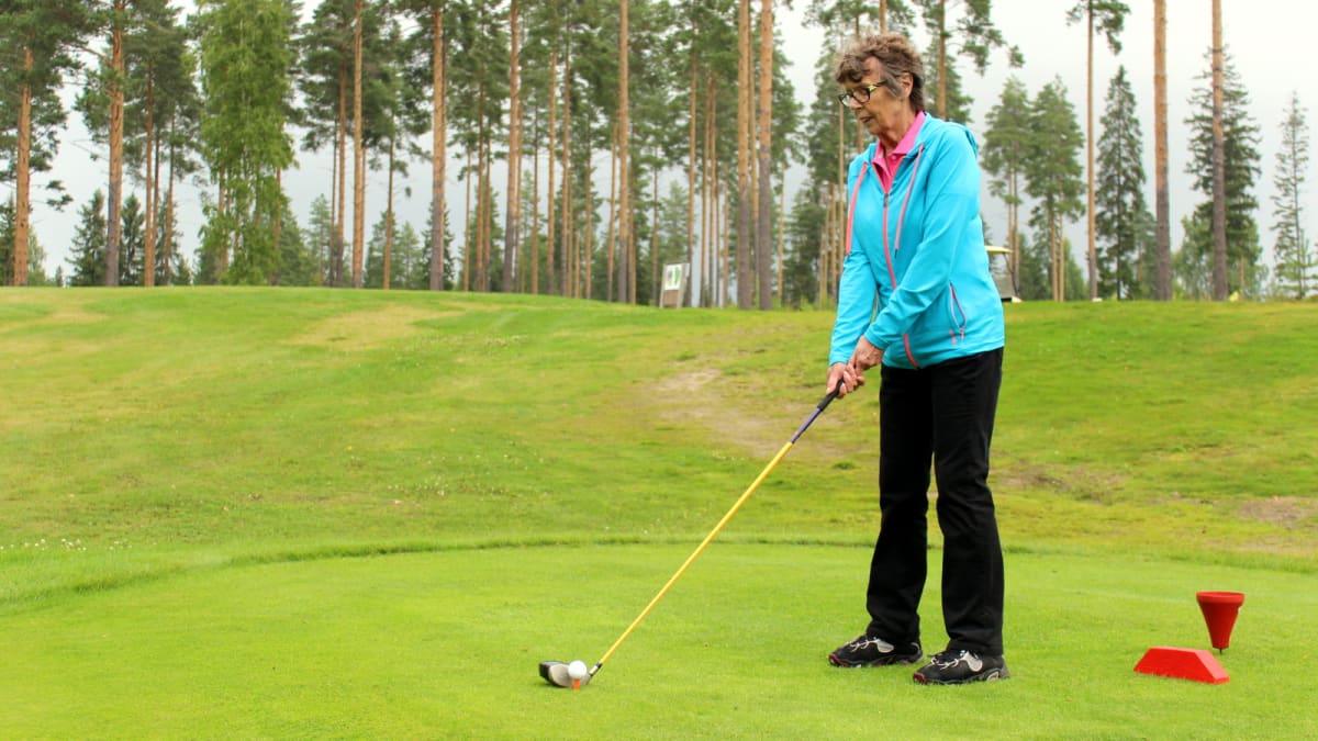 Kangasniemeläinen Kirsti Seppänen golfaamassa.