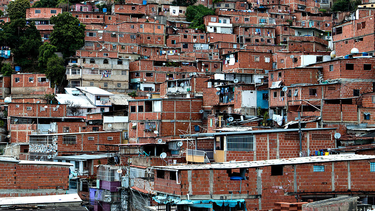 Tiheää kaupunkiasutusta Caracasissa, Venezuelassa.