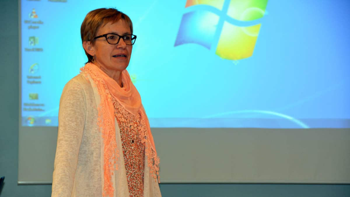 Liisa Ahonen johtaa puhetta asiakasraadin kokoontumisessa.
