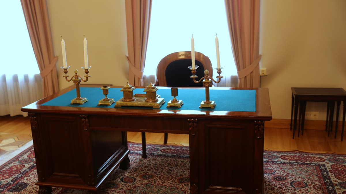 valtioneuvoston juhlasali smolna c.g.e. mannerheim työpöytä