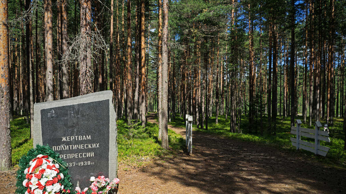 Vuosien 1937-38 sorron uhreille pystytetty muistomerkki Krasnyi borissa.