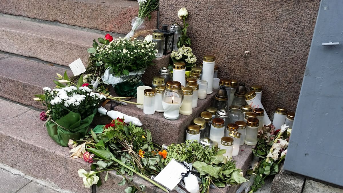 Turun toisen puukotuksen uhrin tapahtumapaikalle tuotuja kukkia ja kynttilöitä.