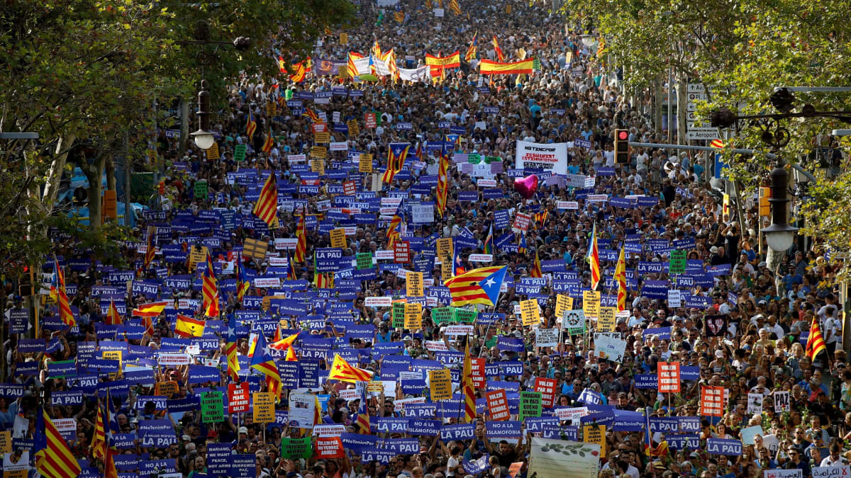 Tuhansia marssijoita rauhanmarssilla La Rambla -bulevardilla. 