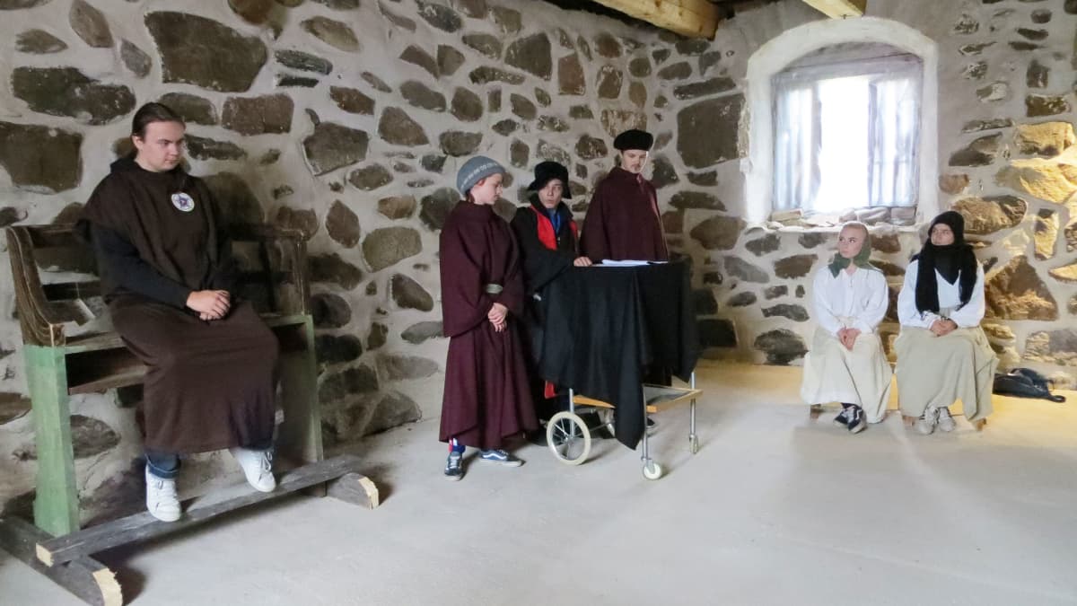 Putaan koululaisten Luther-elämyspolku -näytelmän kohtaus oikeudenkäynnistä