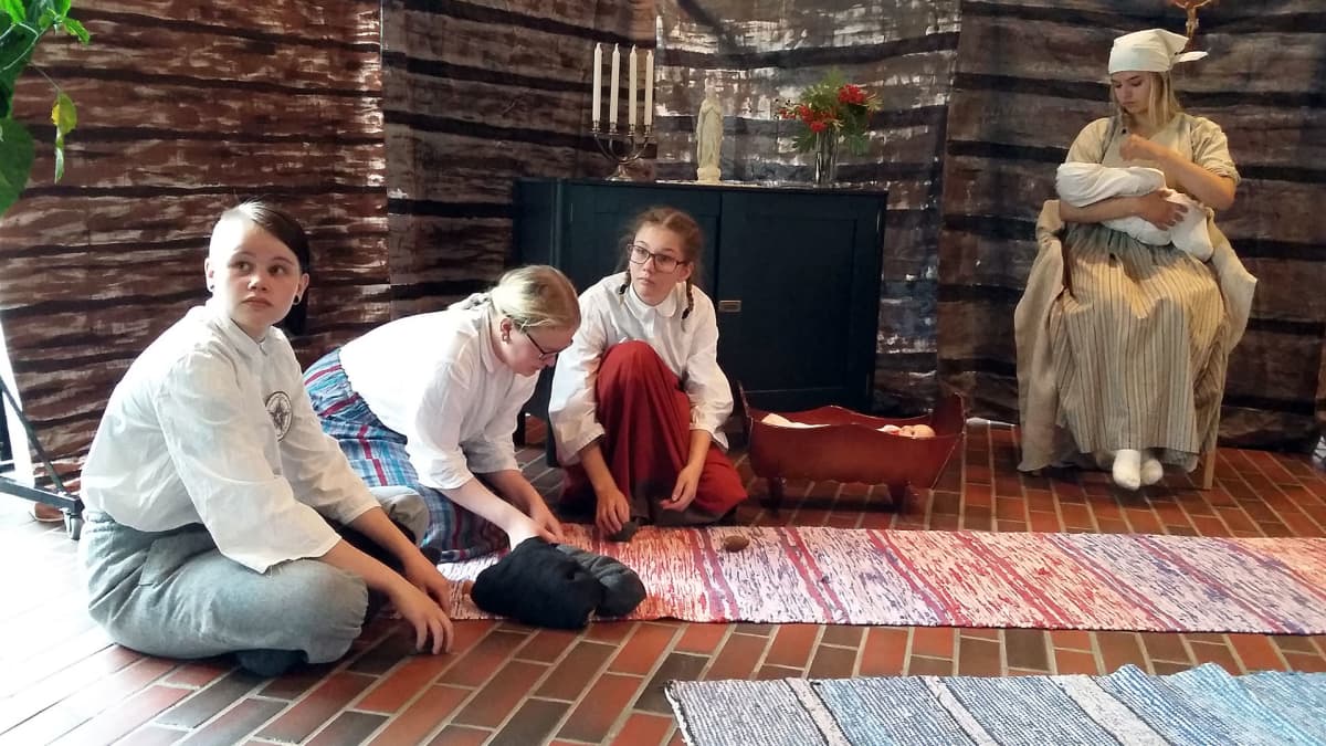 Putaan koululaisten Luther-elämyspolku -näytelmän kohtaus lapsuudesta