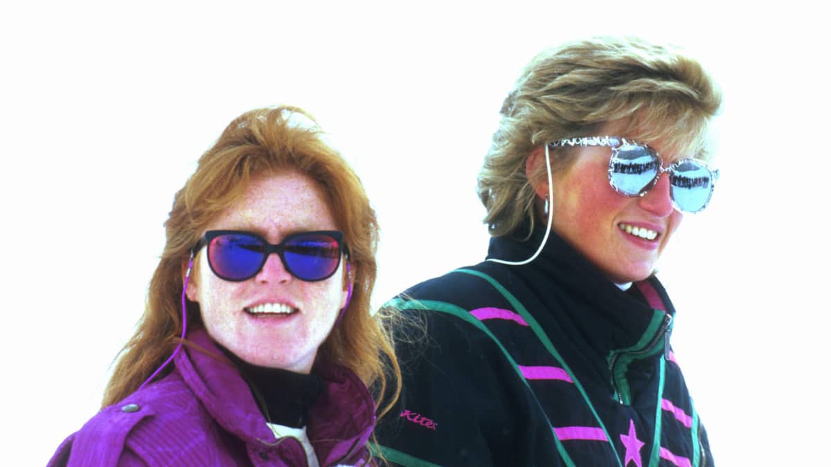 Diana herttuatar Sarahin kanssa laskettelemassa Klostersissa maaliskuussa 1988.