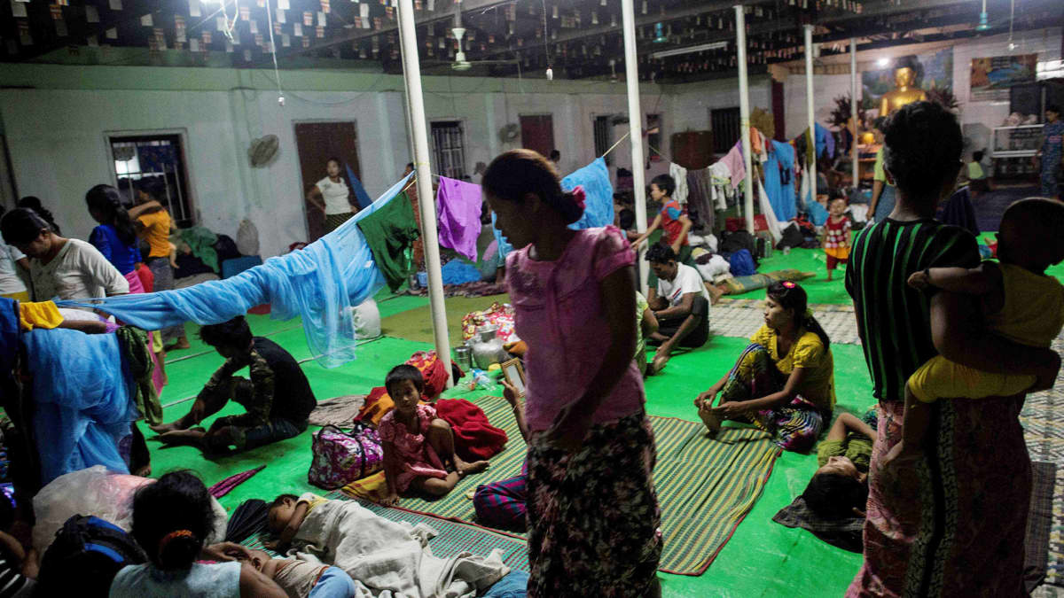 Rohingya-pakolaisia väliaikaisessa majoituksessa Sittwessa, Rakhinessa 30. elokuuta.