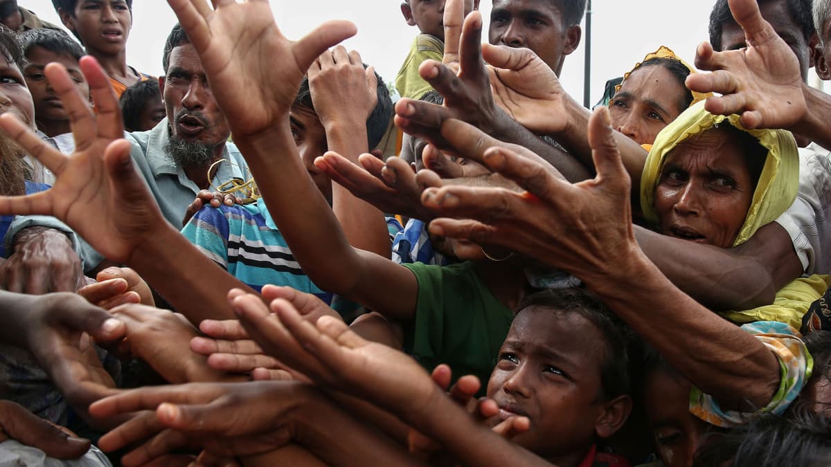 Rohingya-pakolaisia odottamassa ruoka-apua Kutupalongin pakolaisleirillä Bangladeshin ja Myanmarin rajalla 31. elokuuta.