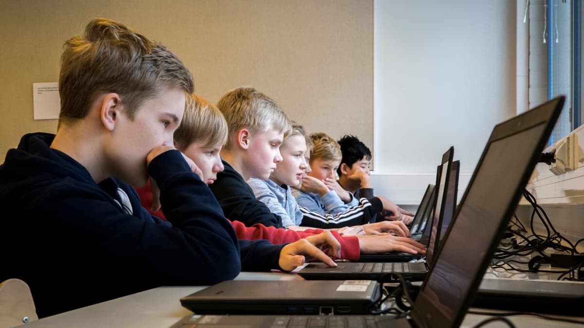 Lintumetsän koulun 8D oppilaita tietokoneilla