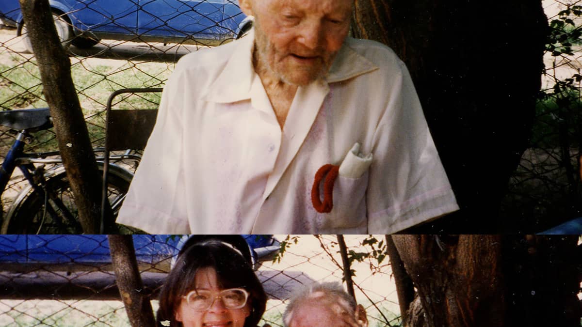 Kaisa Saarinen ja isänsä Eino Saarisen kanssa. Kuva on vuodelta 1992, jolloin isä ja tytär tapasivat viimeisen kerran.