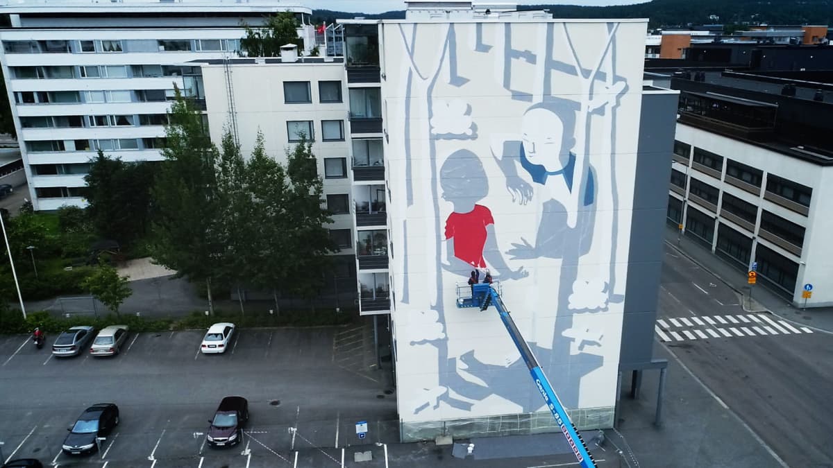 Millo maalaa muraalia Jyväskylässä.
