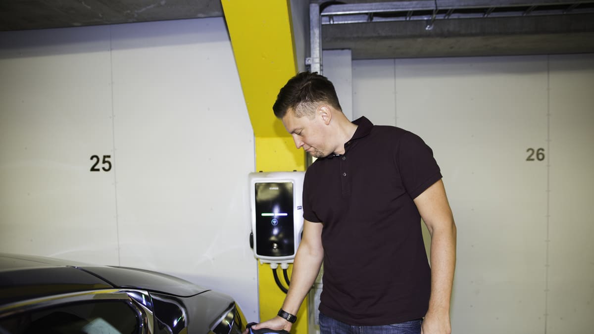 Jussi Roine laittaa sähköauton latukseen