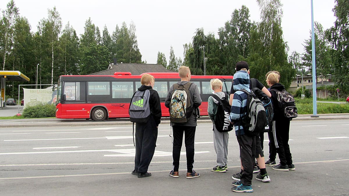 Ensimmäiset kokeilut peruskoululaisten maksuttomasta liikenteestä tehtiin jo vuonna 2017. Kuvassa koululaiset odottavat bussia Mikkelissä. Arkistokuva.