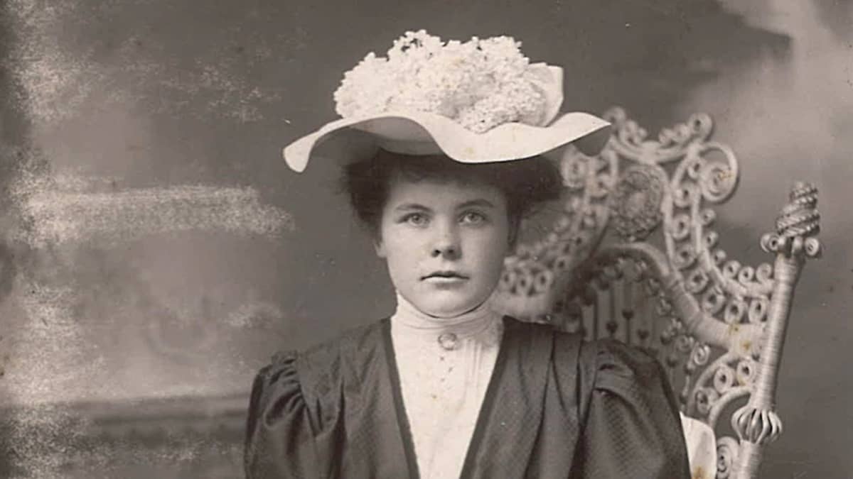 nainen hattu päässä studiovalokuvassa 1900-luvun alussa