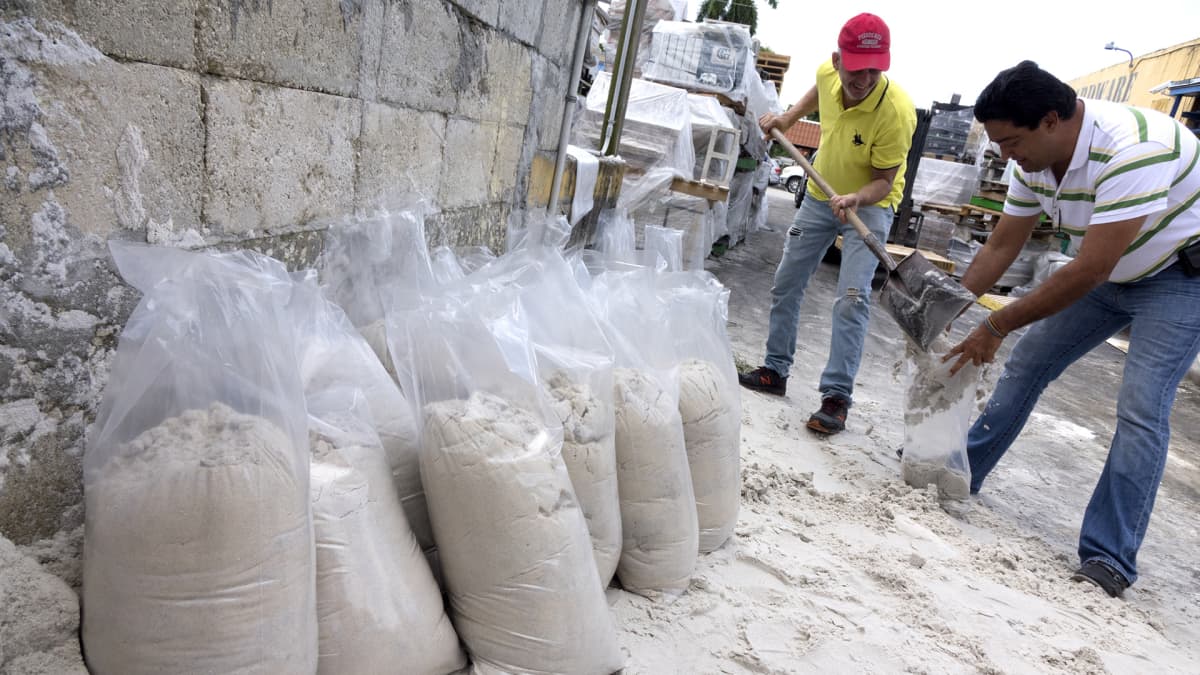 Asukkaat valmistautuivat Irma-hurrikaanin tuloon hiekkasäkein Miamissa 6. syyskuuta.