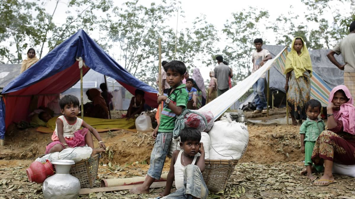 Bangladeshiin paenneita rohingya-muslimeita väliaikaisessa telttamajoituksessa.