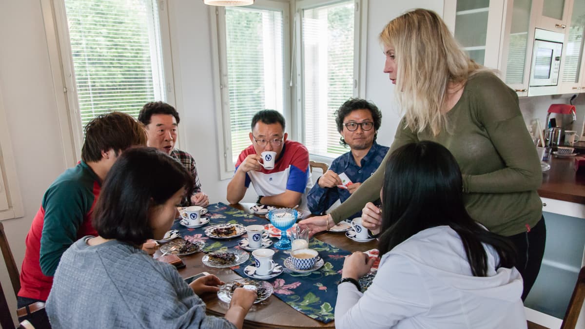Kiinalaiset turistit tutustumassa Etelä-Karjalaiseen kotiin