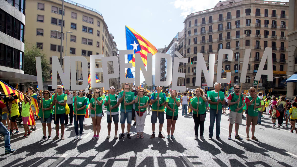 Itsenäisyyden kannattajia Barcelonassa Katalonian kansallipäivänä 11.syyskuuta.