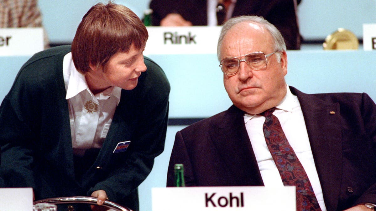 Merkel vuonna 1991 Helmut Kohlin kanssa.