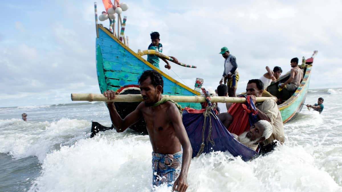 Rohingya-pakolaisia ylittämässä rajan yli turvaan Bangladeshiin.