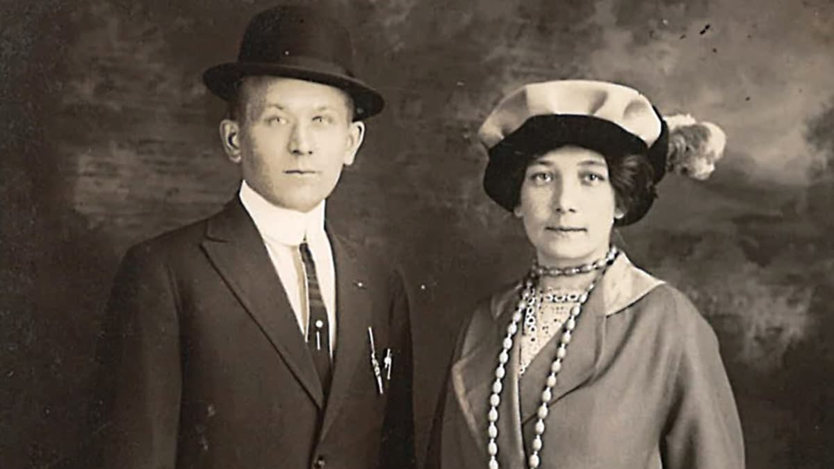 mies ja nainen studiovalokuvassa 1900-luvun alussa