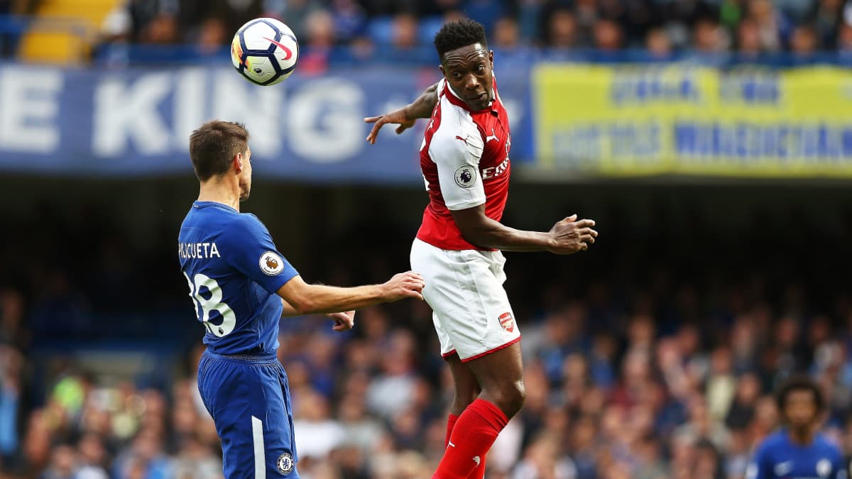 Chelsean Cesar Azpilicueta ja Arsenalin Danny Welbeck kamppailevat pallosta.