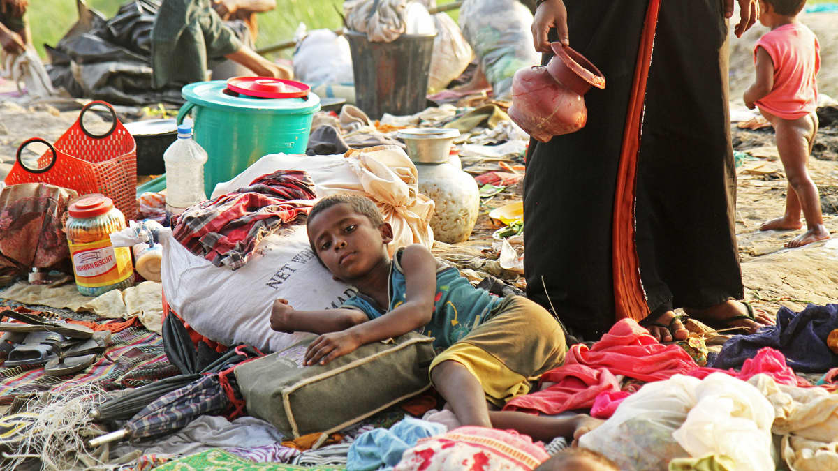 Rohingya-pakolaislapsi makaa maassa.
