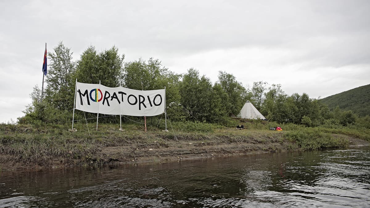 Moratorio banderolli Tenojoen rannalla.
