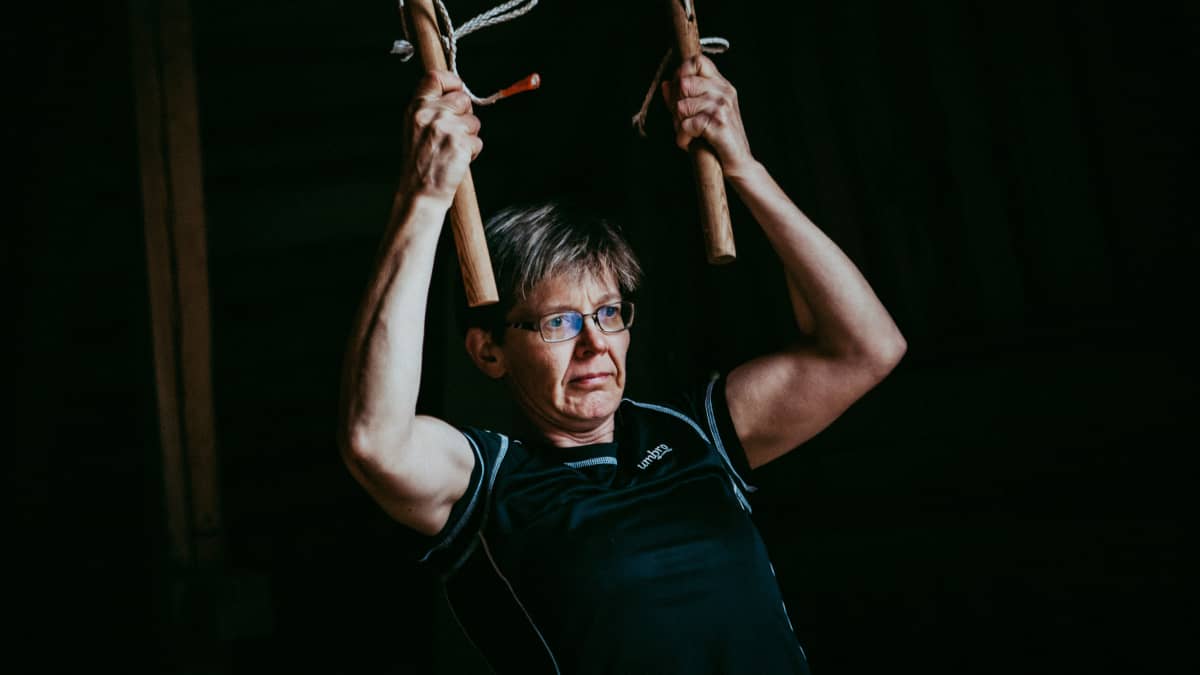 Heli, 50, on uskomaton voimanpesä – maatilan emäntä hurahti leuanvetoon ja  takoo nyt lypsyjen lomassa Suomen ennätyksiä