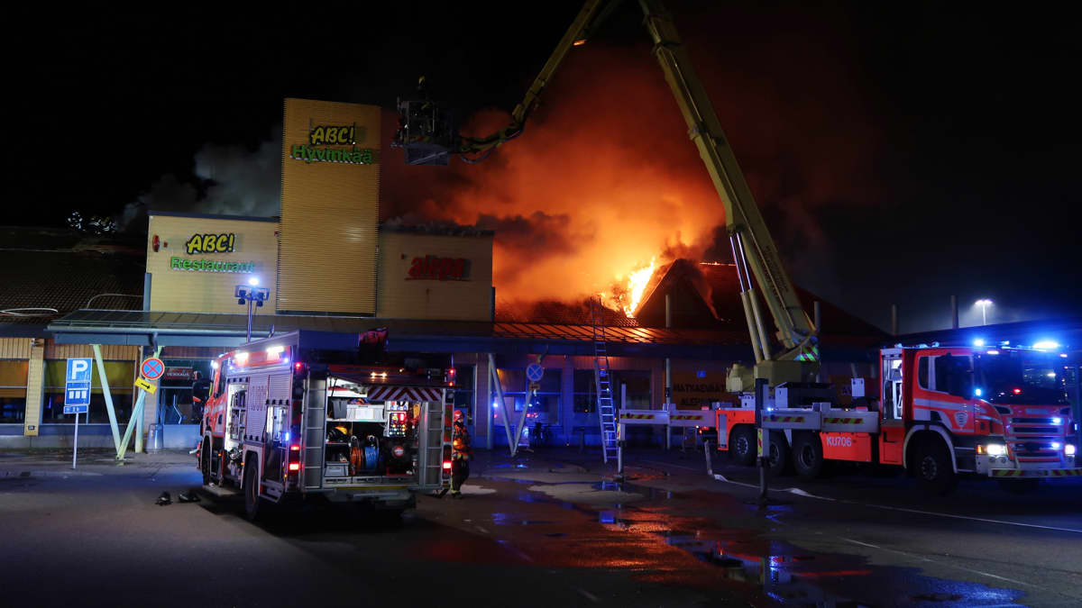 Hyvinkään ABC-aseman käyttökelvottomaksi tuhonnut tulipalo sai alkunsa  keittiön rasvakeittimestä | Yle Uutiset