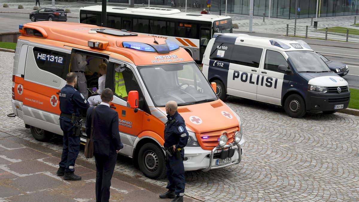 Poliiseja ja ambulanssi eduskunnan edustalla Helsingissä perjantaina.