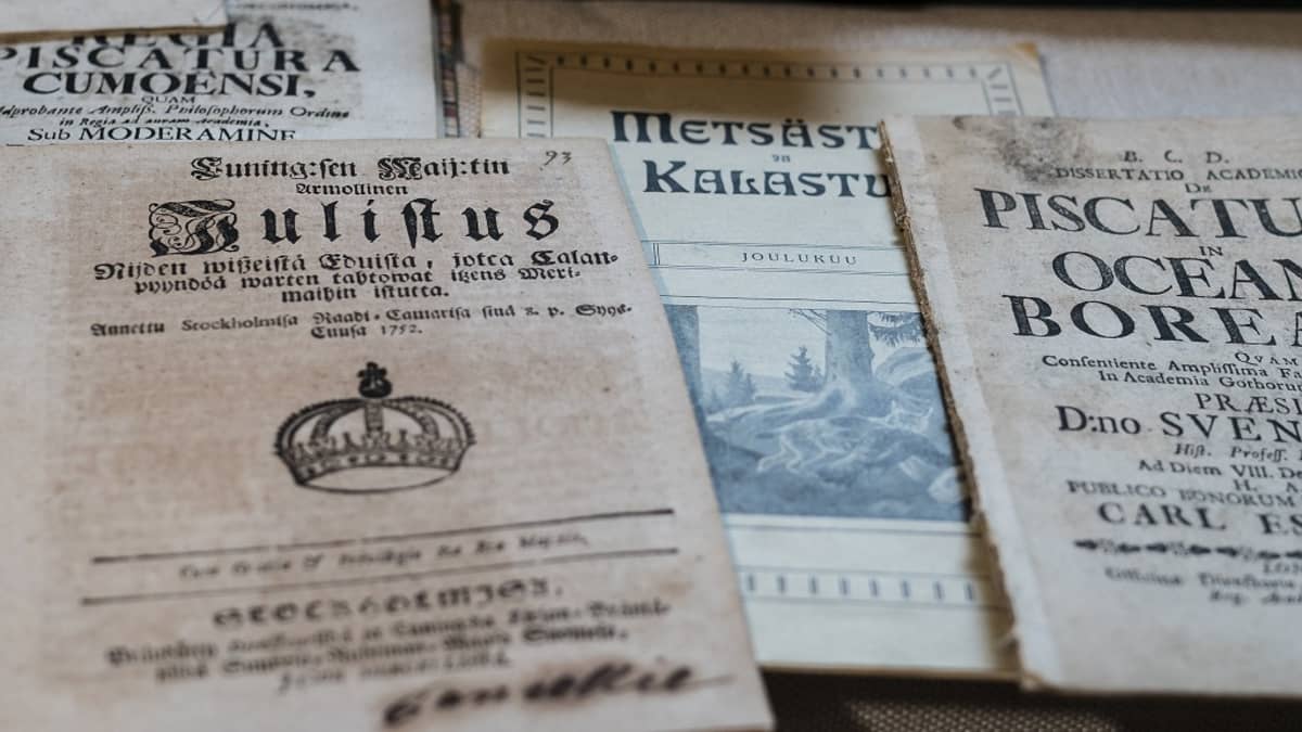 Ari Savikon kalakirjastossa on muiden muassa 1700-luvulla tehtyjä väitöskirjoja.