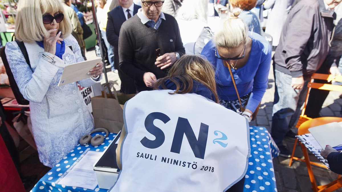 Presidentti Sauli Niinistön kampanjan kannattajakorttien keruu alkoi Hakaniemen maalaismarkkinoilla Helsingissä.