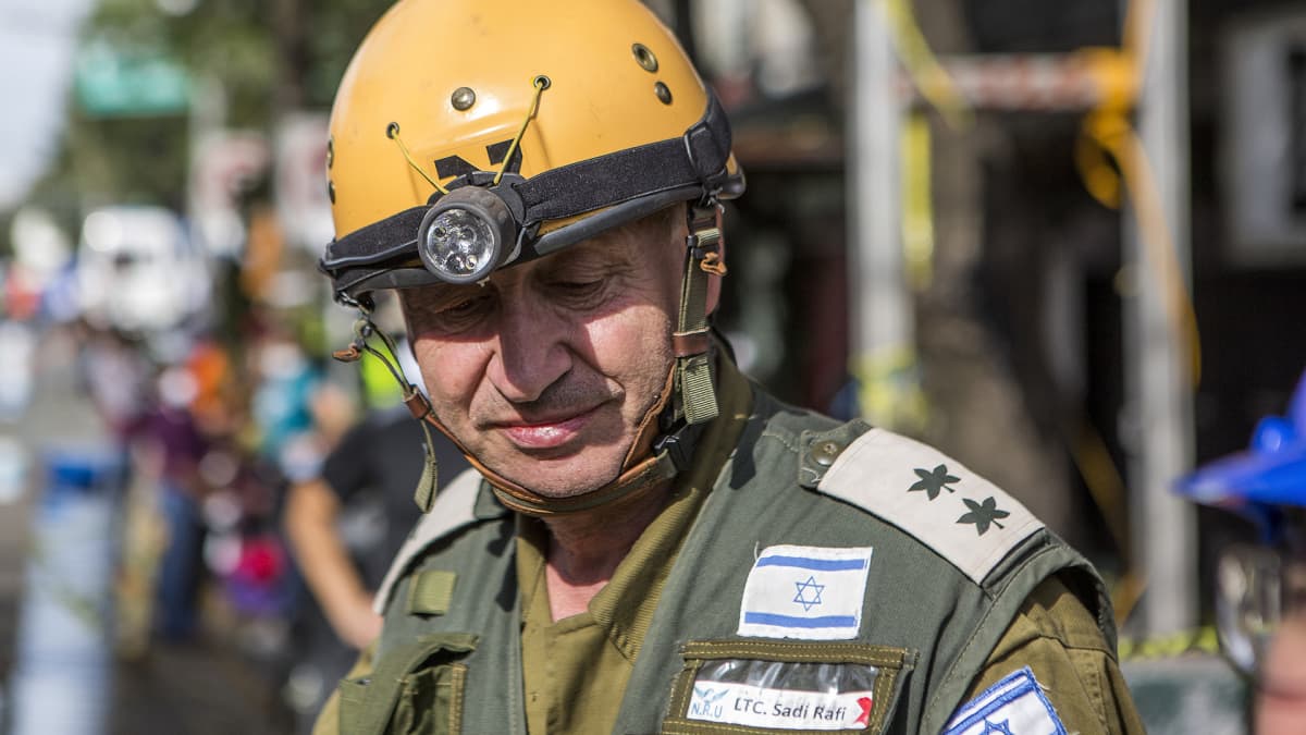 Israelilainen luutnantti Sadi Rafi raivaustöissä
