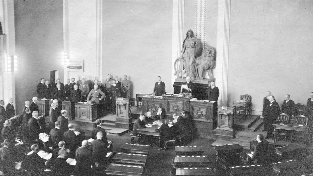 Eduskunnan ensimmäinen istunto sisällissodan päättymisen jälkeen Heimolan talossa.