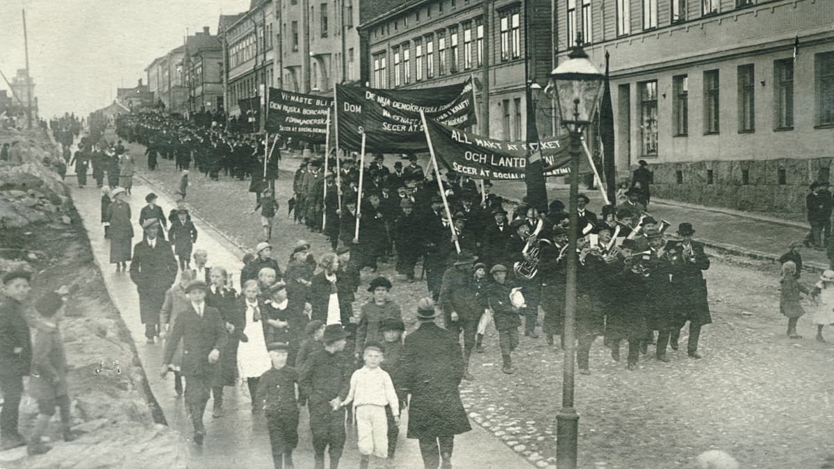 Mielenosoituskulkue vuoden 1917 vaalien johdosta Helsingissä Toisella linjalla 14.7.1917.