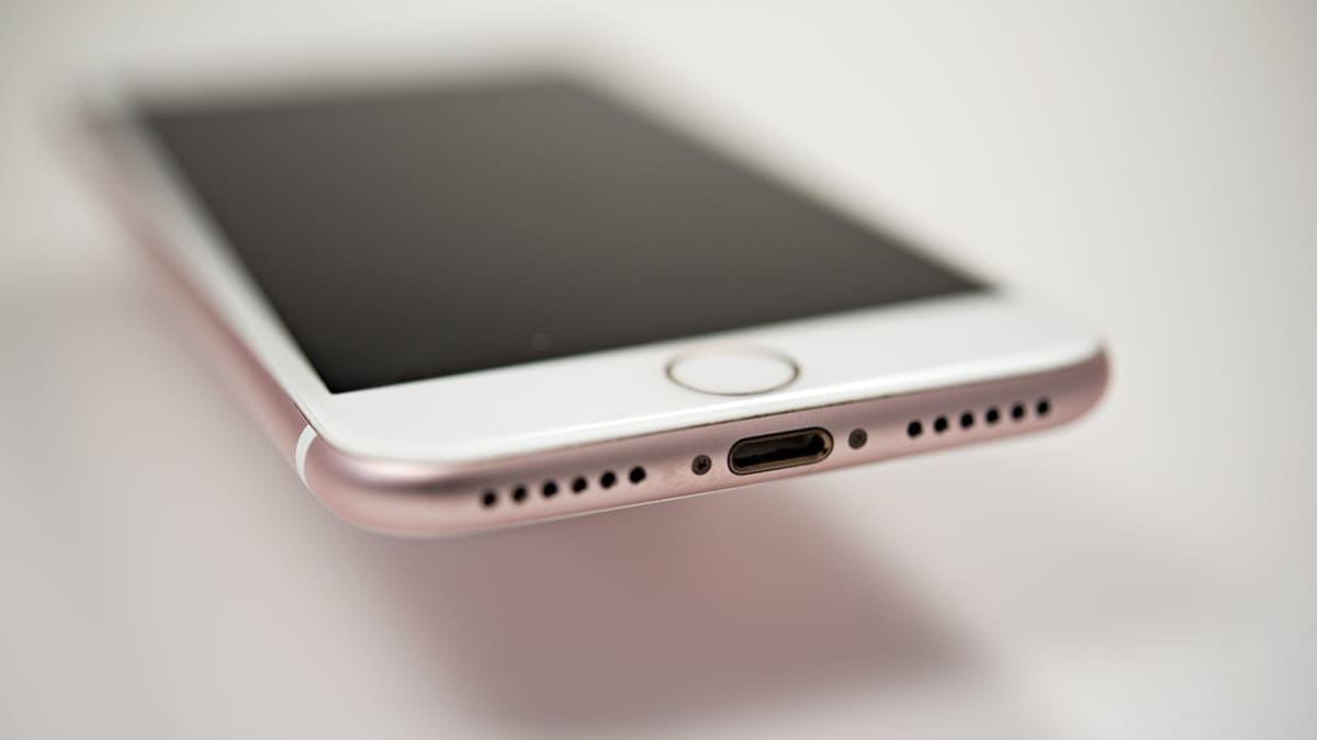 Kuulokeliitännän iPhonessa on korvannut Applen kehittämä Lightning-liitäntä.