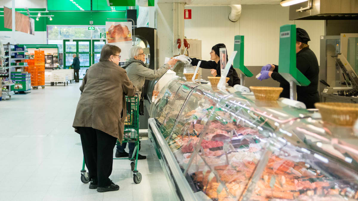 Asiakkaita Prisman liha- ja kalatiskillä.