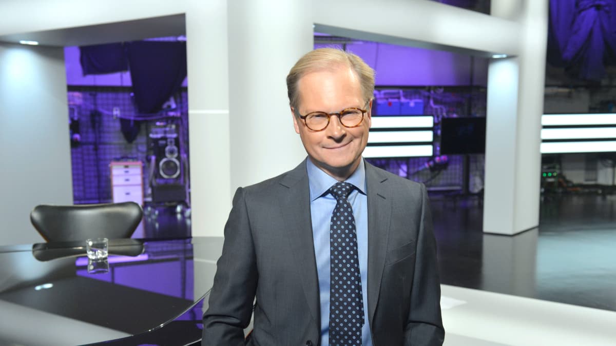 Ruotsin television SVT:n Agenda-ohjelman juontaja, politiikan toimittaja Mats Knutson Agendan studiossa.