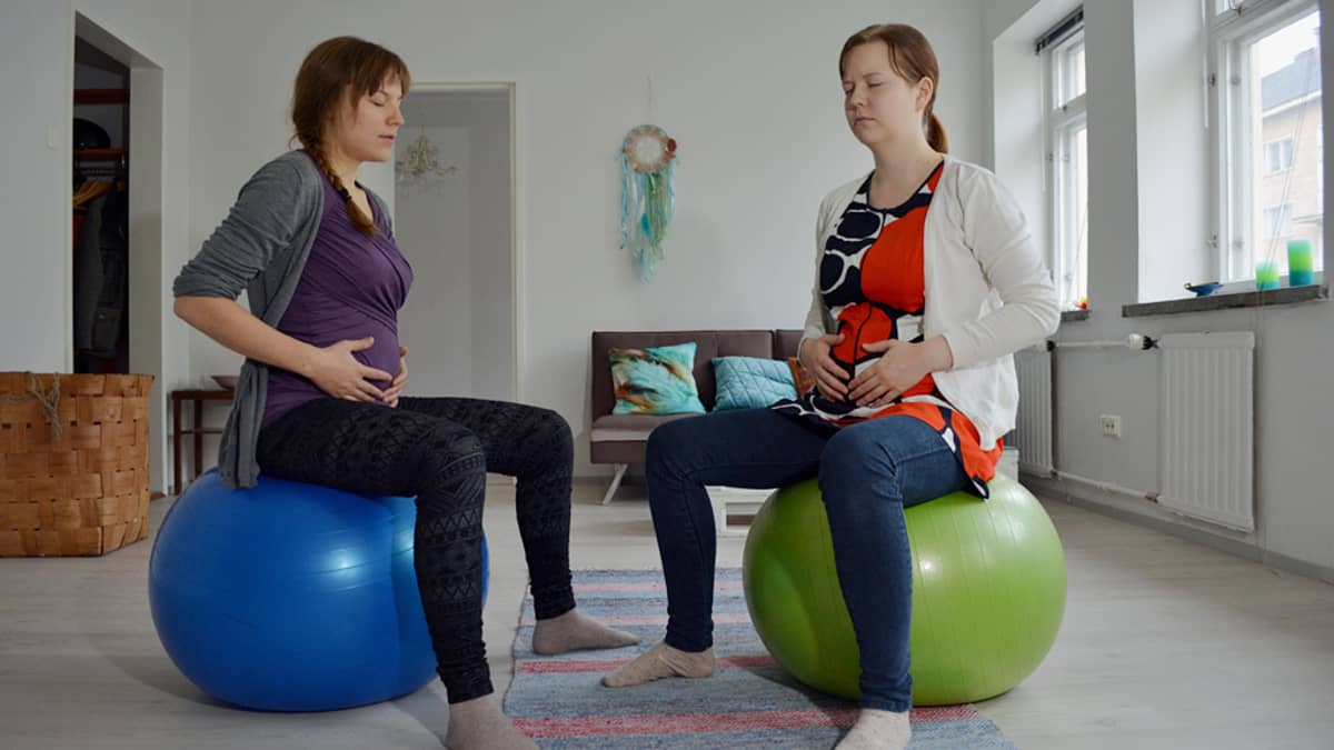 Tuisku Koski ja Jenni Kesti tekevät hengitysharjoitusta
