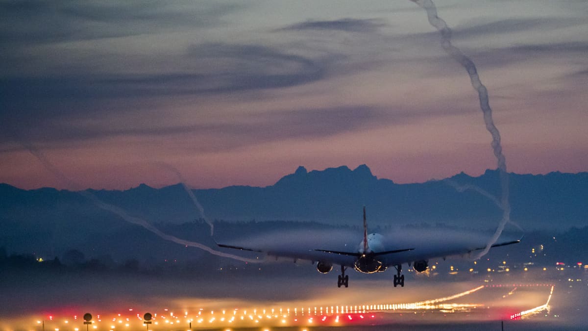Lentokone laskeutui Zürichin lentokentälle sumuisena aamuna 13. lokakuuta.
