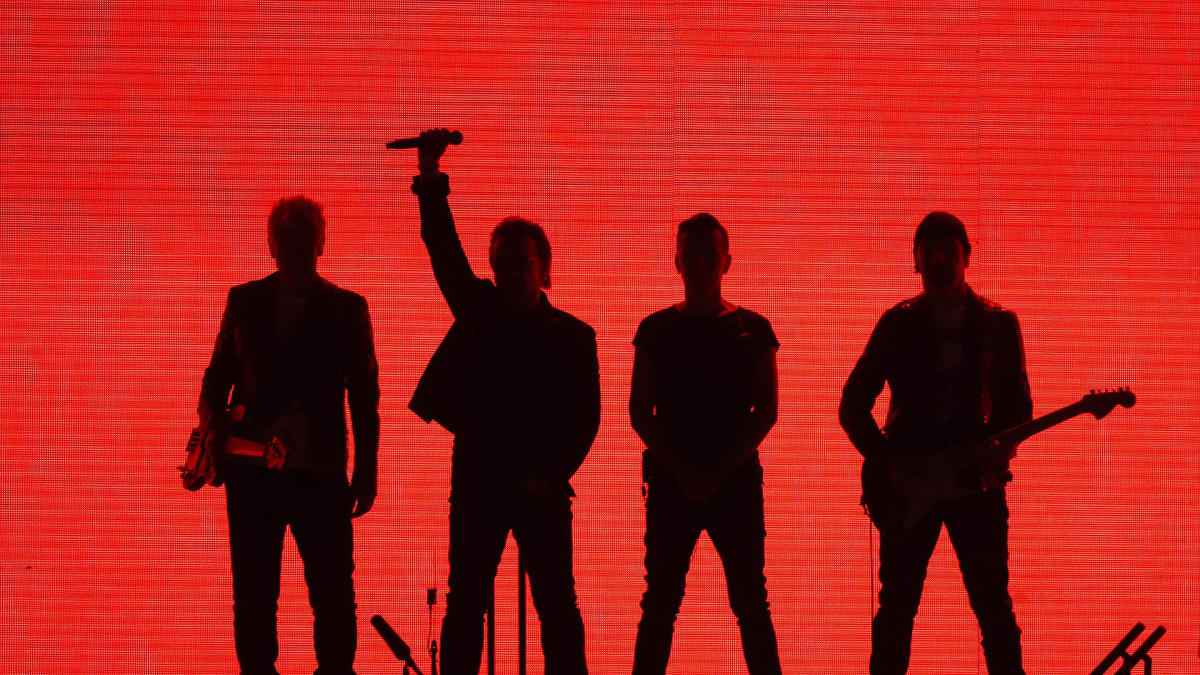 Irlantilainen rock-yhtye U2 esiintymässä Santiago de Chilessä, The Joshua Tree -kiertueella  14. lokakuuta.